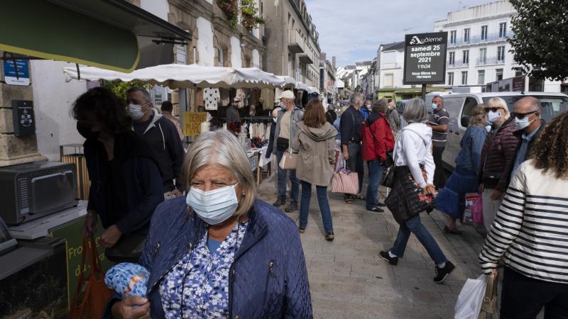 فرنسيون يعترضون على الشهادة الصحية التي فرضتها الحكومة للحد من تفشي فيروس كورونا (غيتي)
