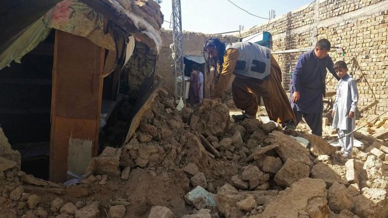 لقي العديد من الضحايا حتفهم جراء سقوط الجدران والأسقف عليهم بحسب تصريحات مسؤول (غيتي)