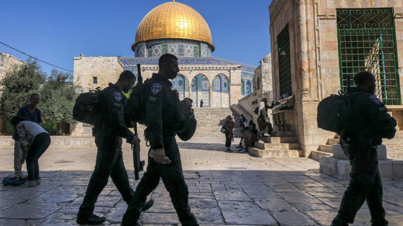 يُعَدّ قرار المحكمة الإسرائيلية السماح للمستوطنين بأداء الصلوات في باحات المسجد الأقصى انتهاكًا للقانون الدولي (غيتي)