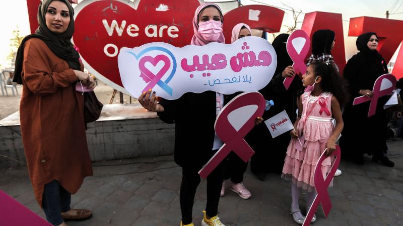 نساء تشارك في حملة التوعية بمرض سرطان الثدي في قطاع غزة 