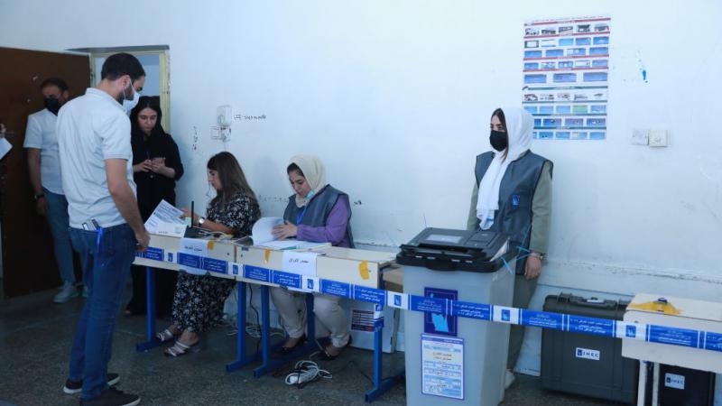 أدلى 821 ألفًا و800 ناخب من أفراد الأمن والنازحين ونزلاء السجون بأصواتهم في الاقتراع الخاص أمس الجمعة (غيتي)