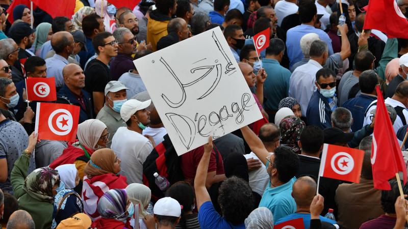 تظاهرة ضد الرئيس التونسي قيس سعيّد على طول شارع الحبيب بورقيبة بالعاصمة تونس (غيتي)
