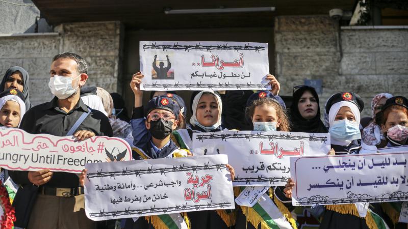 وقفة تضامنية تطالب بالإفراج عن الأسرى الفلسطينيين (غيتي- أرشيف)