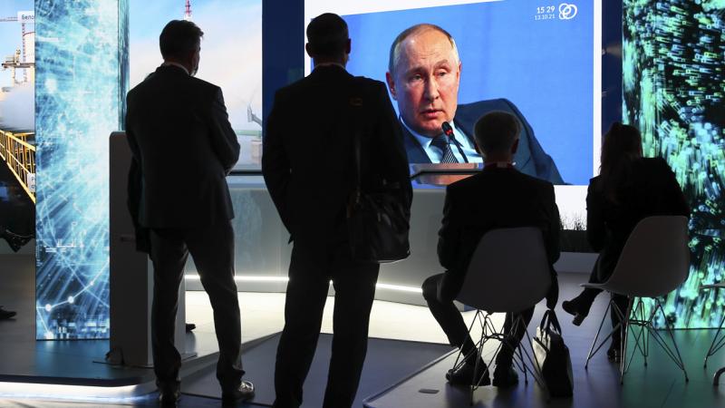 الرئيس الروسي يحذر موراتوف من أن جائزة نوبل لن "تحميه" من تصنيفه بأنه "عميل أجنبي" (غيتي)