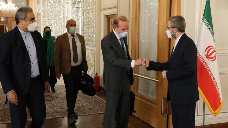 كبير المفاوضين الإيرانيين علي باقري يلتقي منسق الاتحاد الأوروبي بشأن المحادثات النووية مع إيران إنريكي مورا (غيتي - أرشيف)
