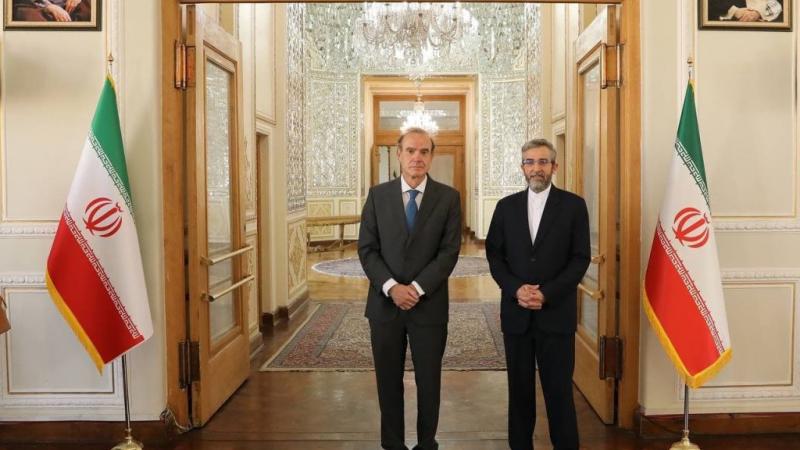 لقاء سابق بين علي باقري وإنريكي مورا في طهران
