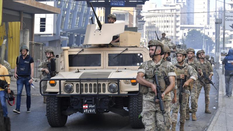 يواصل الجيش اللبناني استنفاره الأمني وتسييره لدوريات في مناطق الاشتباكات (غيتي)