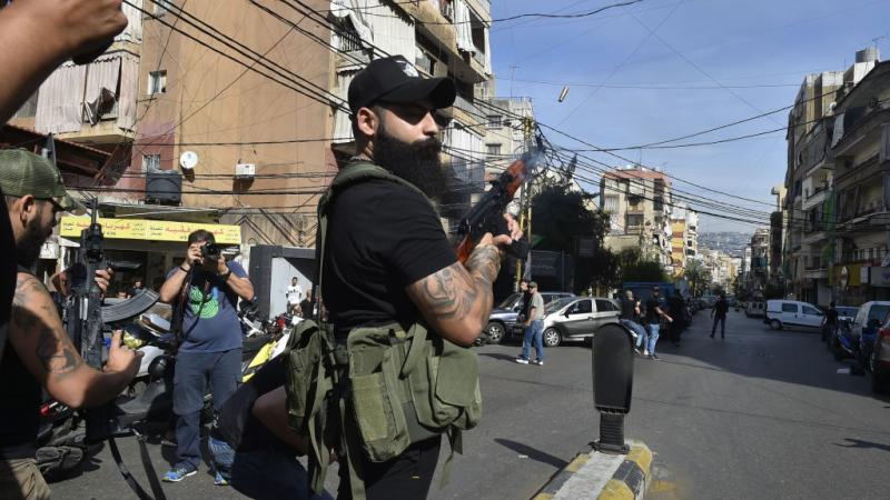 اتهم "حزب الله" وحليفته "حركة أمل" مجموعات من "القوات اللبنانية" بالوقوف وراء اشتباكات بيروت