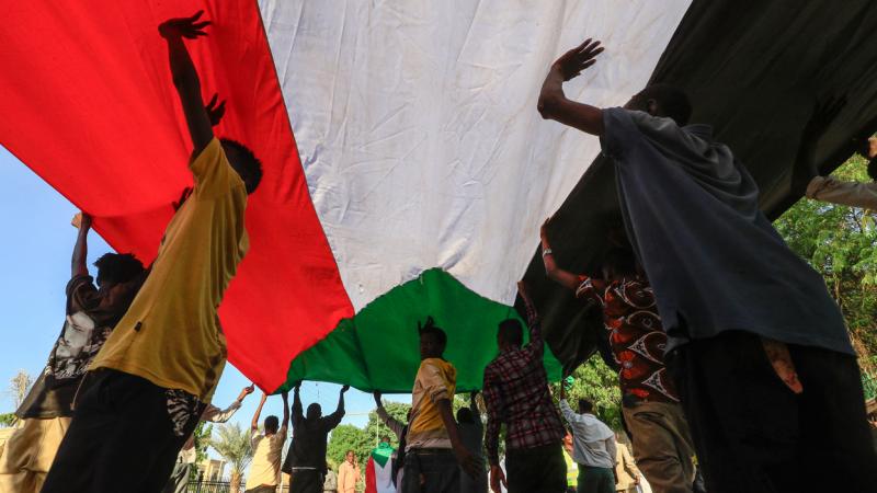 المعتصمون المؤيدون للجيش يطالبون بإسقاط حكومة عبد الله حمدوك (غيتي)