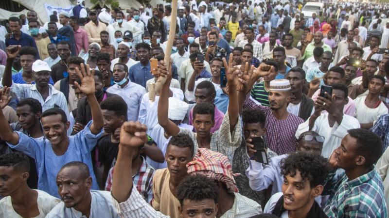 يواصل محتجون سودانيون اعتصامهم أمام القصر الجمهوري في وسط الخرطوم