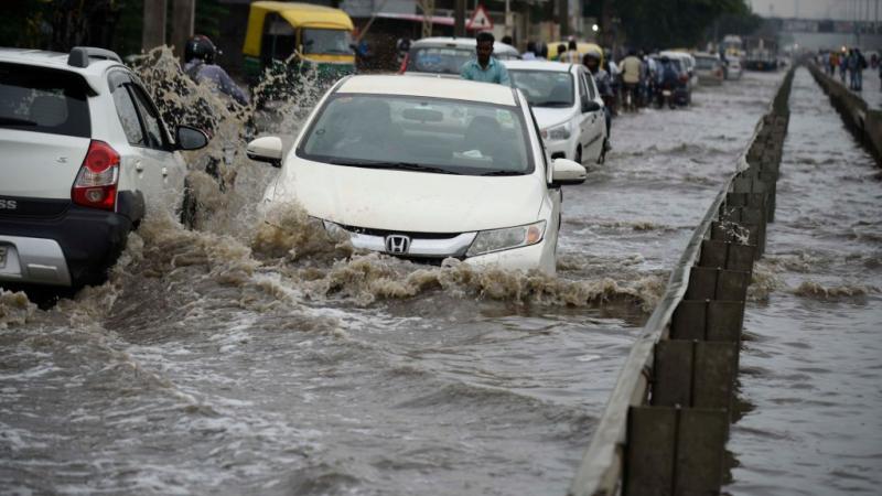 غرقت بعض الطرقات في الهند بالمياه بسبب الأمطار الغزيرة التي شهدتها البلاد مؤخرًا (غيتي)