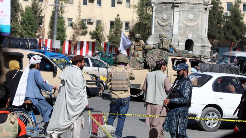 غرقت العاصمة كابل الخميس بالعتمة بعد تفجير استهدف برج كهرباء (أرشيف-غيتي)