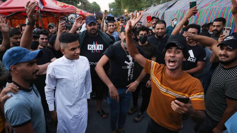 يعتصم المئات من أنصار فصائل وقوى سياسية متنفذة وسط بغداد للتعبير عن رفضهم لنتائج الانتخابات 
