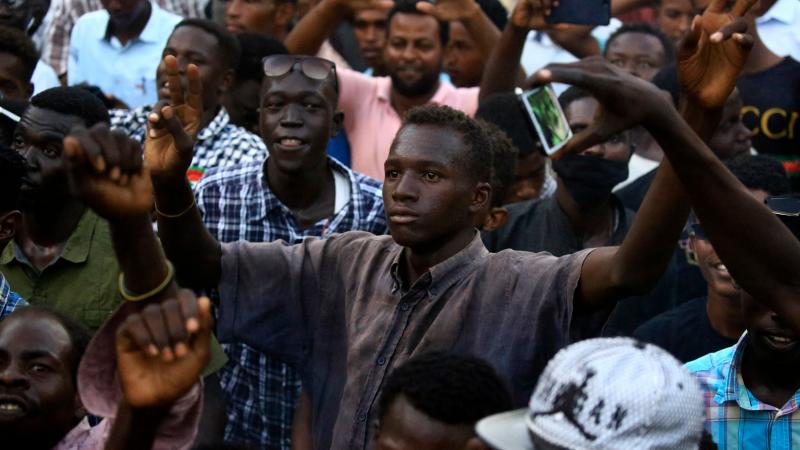 يواصل محتجون سودانيون اعتصامهم أمام القصر الجمهوري في وسط الخرطوم (غيتي)