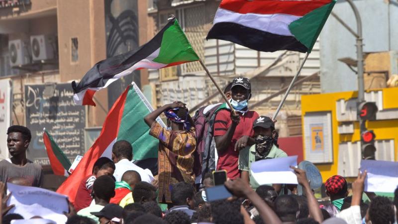يواصل الشعب السوداني تظاهراته المطالبة بحل الحكومة الانتقالية