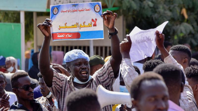 اعتصامات مضادة في السودان (غيتي)