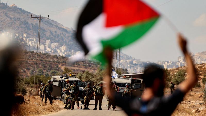 حظرت إسرائيل عشرات المؤسسات الحقوقية والإنسانية العاملة في الأراضي الفلسطينية