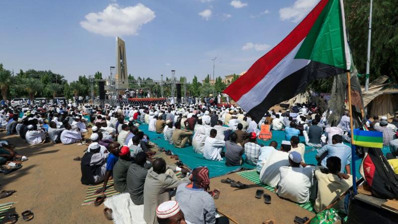 صلاة الجمعة أمام القصر الرئاسي في الخرطوم