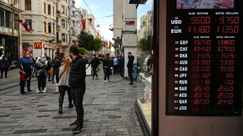 تراجعت الليرة التركية بنسبة 24% من قيمتها مقابل الدولار منذ بداية العام (غيتي)