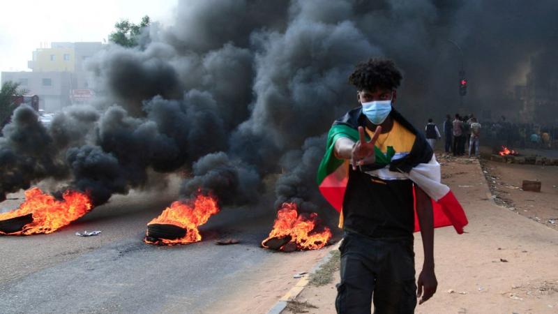 مرّ السودان بمراحل متوترة للوصول إلى الديمقراطية المنشودة