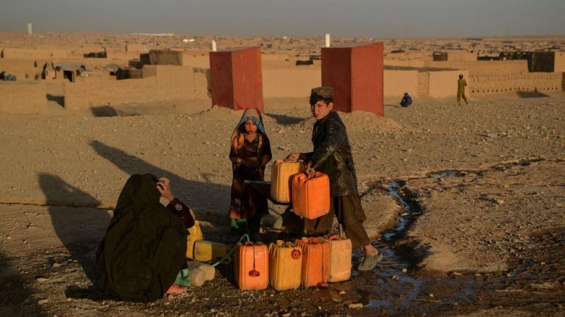 حذرت وكالات ومنظمات دولية من أن الملايين من الأفغان باتوا على شفا المجاعة (غيتي)