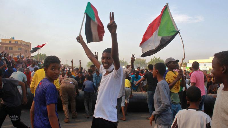 المتظاهرون يواصلون احتجاجاتهم للتنديد بـ"الانقلاب" (غيتي)