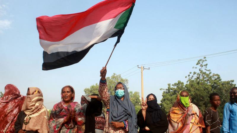 يؤكد المناهضون للحكم العسكري في السودان أنّ ما جرى يتمتع بالمواصفات الكاملة للانقلاب، ولو بدا "ناعمًا" حتى الآن (غيتي)