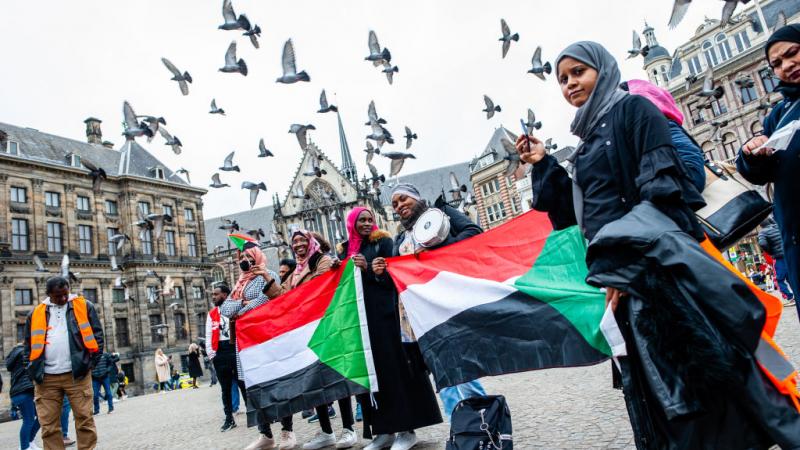 سودانيون يتظاهرون في أمستردام رفضًا للانقلاب العسكري في بلدهم