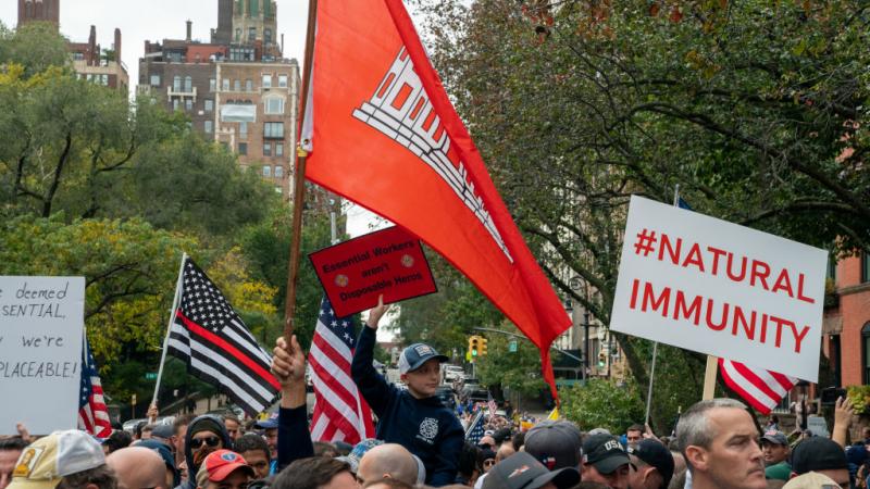 تظاهرة للعمال في نيويورك رفضًا لالزامهم بالتلقيح