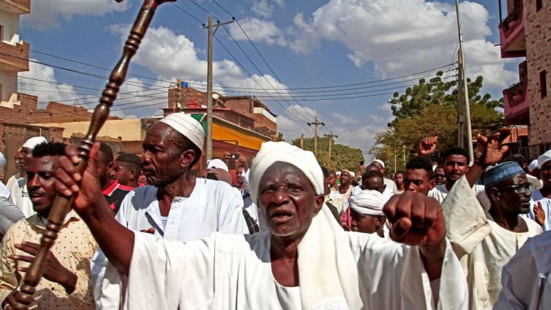 تعهد معارضو الانقلاب أن ينزل مليون سوداني إلى الشوارع رغم قطع الإنترنت الذي يعطل التنظيم (غيتي)
