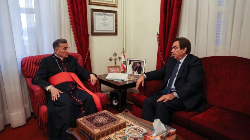 التقى وزير الإعلام اللبناني جورج قرداحي البطريرك الماروني بشارة الراعي من دون الإدلاء بتصريح بعد ذلك (غيتي)