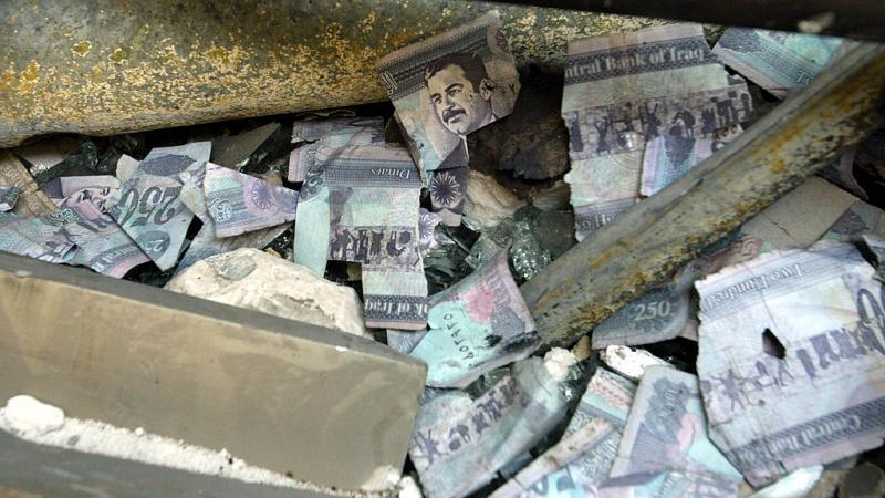 إزالة الأنقاض في البنك المركزي العراقي تظهر أكياسًا من الأوراق النقدية التالفة