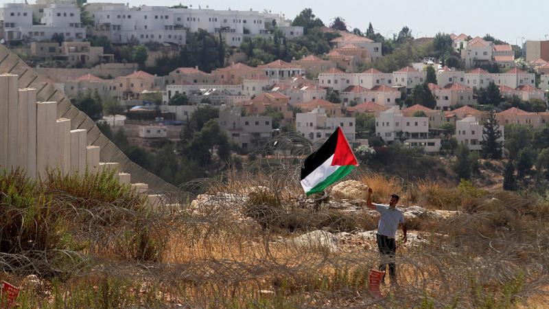 يعيش في الضفة الغربية أكثر من 600 ألف مستوطن وسط أكثر من ثلاثة ملايين فلسطيني (غيتي)