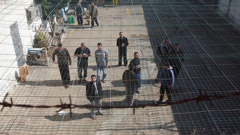يمارس الاحتلال إجراءات تعسفية بالمعتقلين الفلسطينيين في سجونه (أرشيف-غيتي)