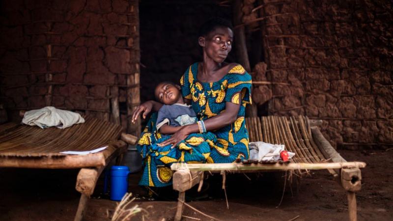 أمام أحد المراكز الصحية في الكونغو التي شهدت تفشيًا للملاريا عام 2017
