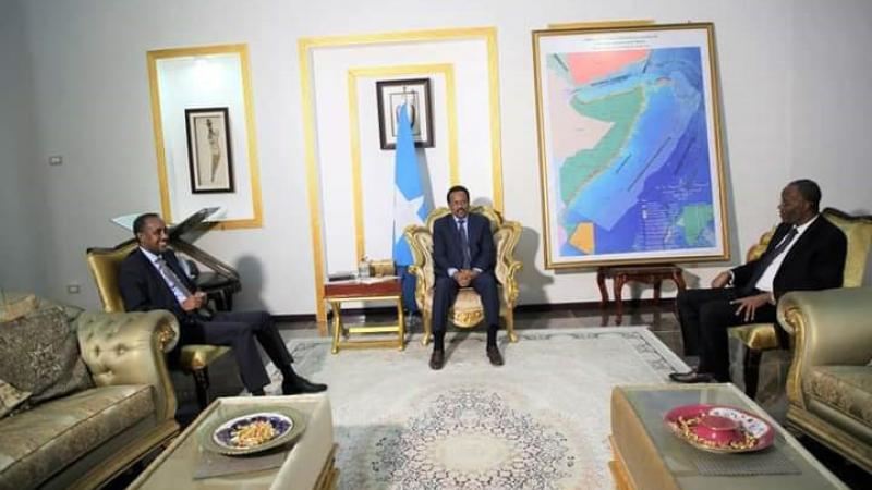 جانب من لقاء الرئيس الصومالي مع رئيس وزرائه أمس الخميس (وكالة الأنباء الصومالية)