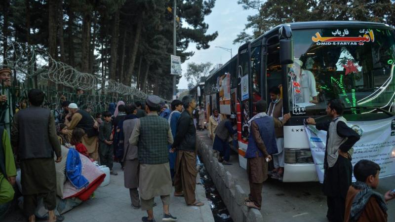 استأجرت منظمة ألمانية غير حكومية حافلات لإجلاء 1068 أسرة من حديقة في كابل للعودة إلى قندوز