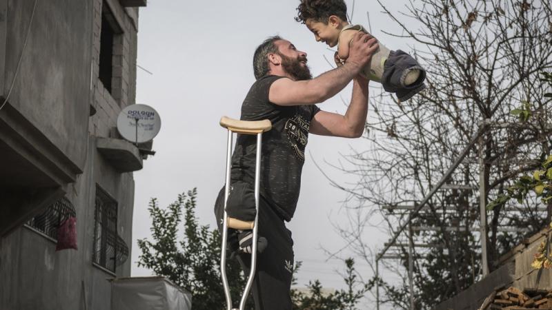  الصورة لأب سوري مع ابنه (موقع sipacontest.com)