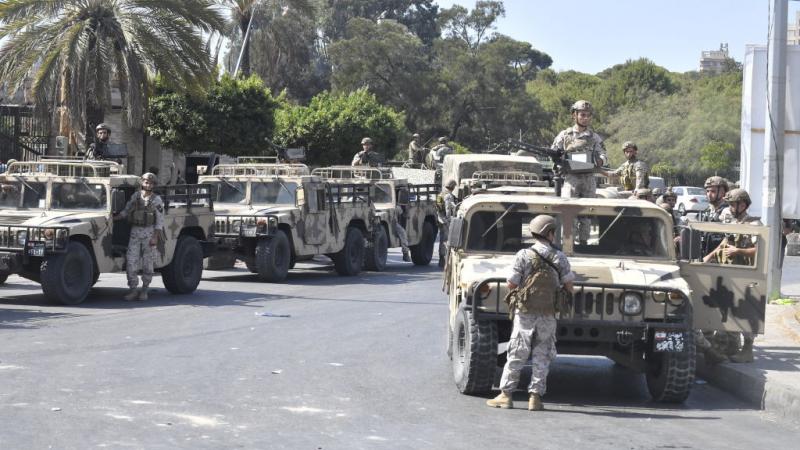 أعلن الجيش اللبناني أنه خلال توجّه محتجين الى منطقة العدلية تعرّضوا لرشقات نارية في منطقة الطيونة ـ بدارو
