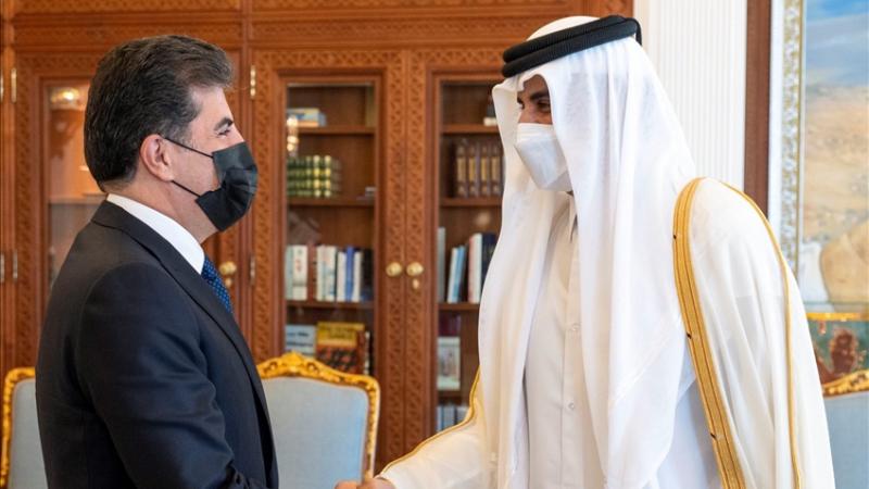 أمير قطر الشيخ تميم بن حمد آل ثاني يصافح نيجيرفان بارزاني رئيس إقليم كردستان العراق (قنا)