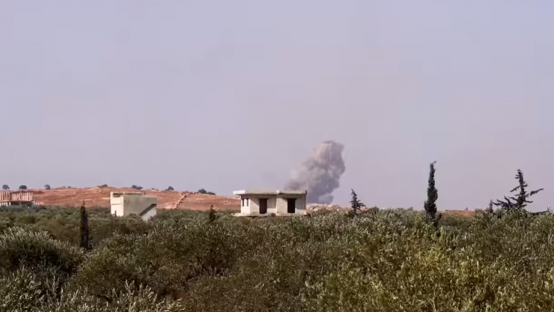 لحظة قصف الطائرات الروسية شمال محافظة إدلب السورية (فيسبوك)