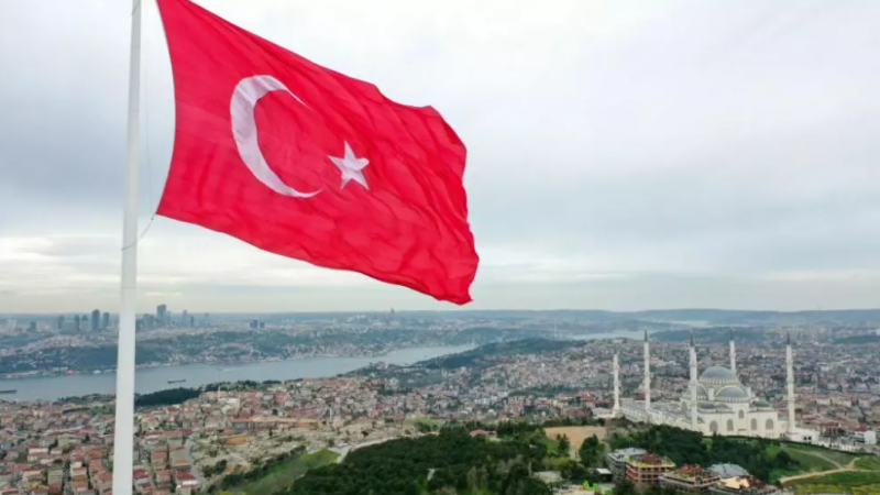 متين غوركان العسكري السابق ينشر دوريًا تحليلات حول مسائل دفاعية تركية (غيتي)