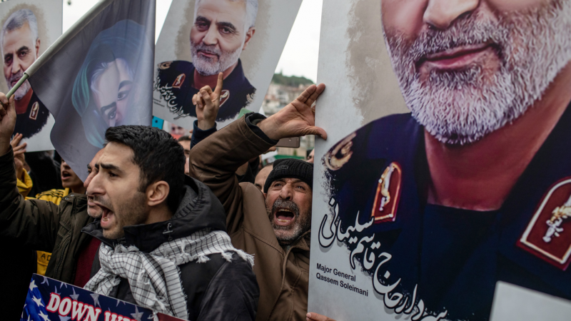 شكل اغتيل سليماني قائد الحرس الثوري الإيراني السابق ضربة قوية لإيران (غيتي)