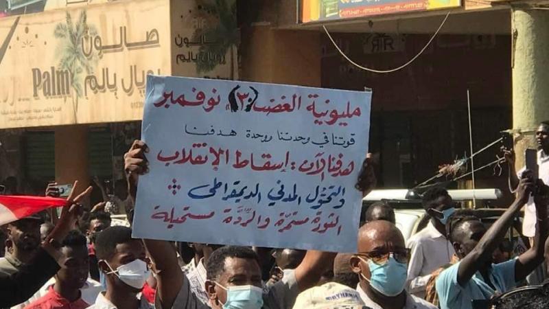 يشهد السودان منذ 25 أكتوبر احتجاجات رفضًا لإجراءات اتخذها البرهان (تويتر)
