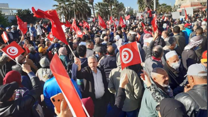 تونسيون يتجمعون احتجاجًا على قرارات الرئيس قيس سعيّد في شارع 20 مارس بباردو بالعاصمة (تويتر)