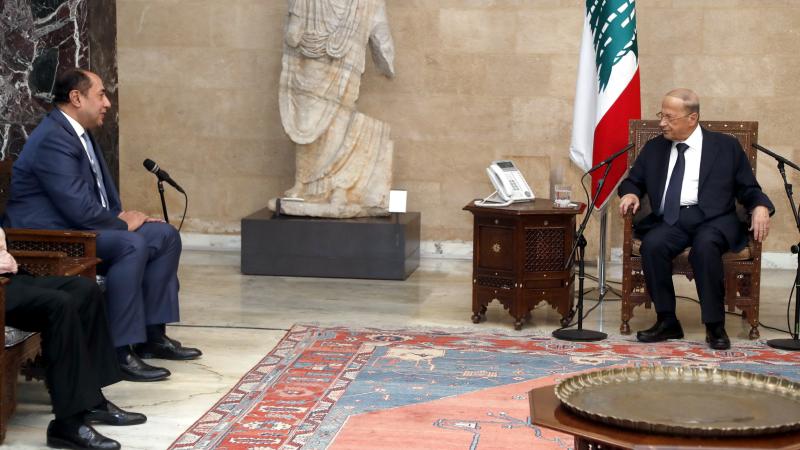 الرئيس اللبناني ميشال عون خلال استقباله السفير حسام زكي في قصر بعبدا (دالاتي ونهرا)