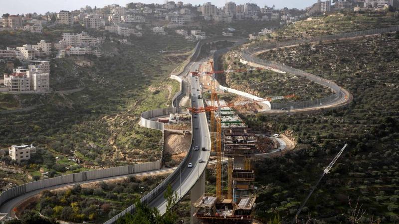 تشقّ إسرائيل الطرق على حساب المساحات الفلسطينية المفتوحة والخضراء