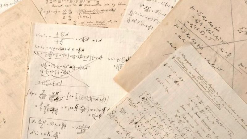 تحتوي  المخطوطة المؤلفة من 54 صفحة أسس نظرية أينشتاين الشهيرة للنسبية العامة (لايف سينس- كريستيز)