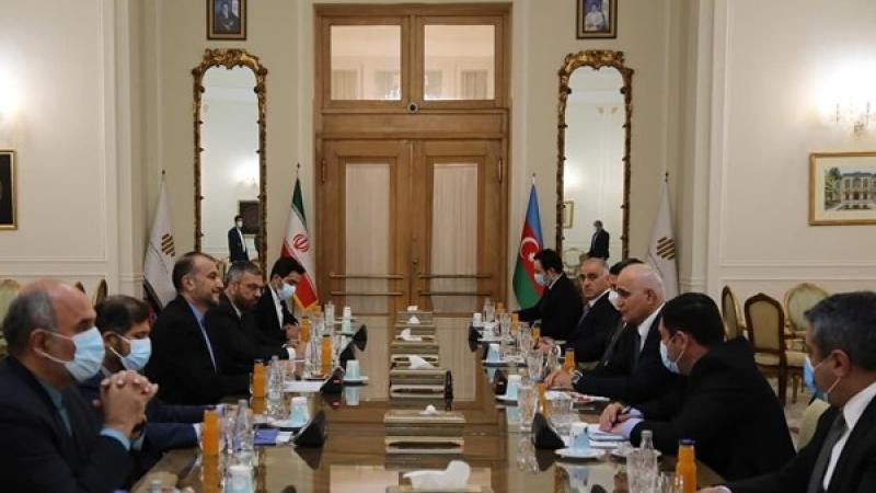 من اجتماع نائب رئيس الوزراء الأذربيجاني شاهين مصطفييف مع وزير الخارجية الإيراني حسين أمير عبد اللهيان 