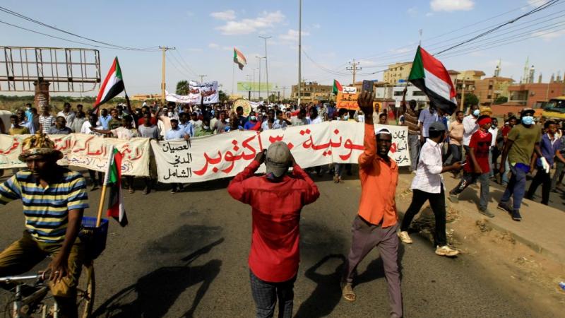 لا تزال الاحتجاجات ضد الانقلاب مستمرّة في السودان وسط دعوات إلى العصيان المدني حتى عودة الأمور إلى نصابها (رويترز)